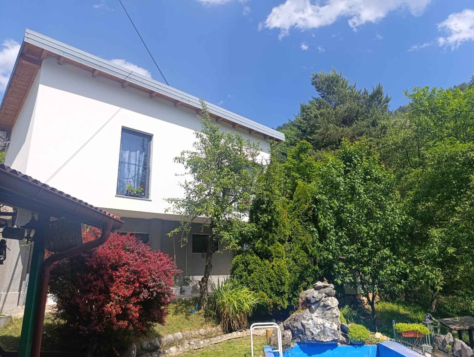 Hills,small With Garden And Garage